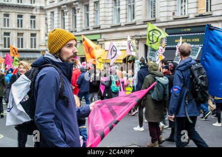 LONDRES/ANGLETERRE – FÉVRIER 22 2020 : extinction les manifestants de la rébellion durant le 2020 février mars avec l'avenir des parents 4 Banque D'Images