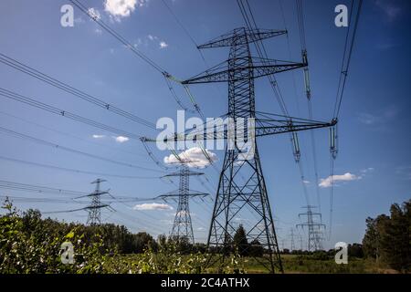 acheminement du câble dans un ciel bleu Banque D'Images