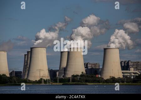 Tours de refroidissement à la centrale électrique Jänschwalde, Brandebourg, Allemagne Banque D'Images