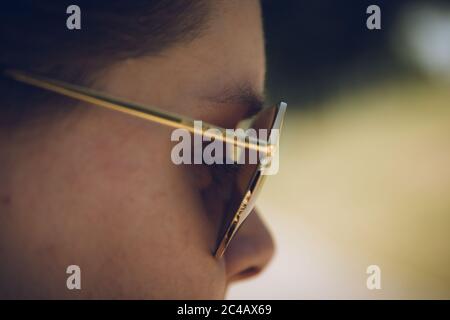 gros plan d'une femme portant des lunettes de soleil Banque D'Images