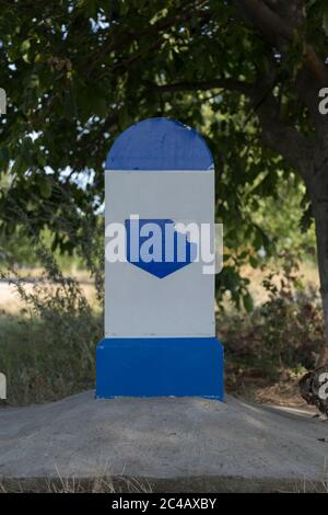 Un ancien jalon roumain sur la route. Gros plan. Banque D'Images