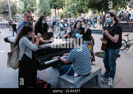 Jérusalem, Israël. 25 juin 2020. Le centre-ville de Jérusalem et la populaire place Zion sont inondés de jeunes qui cherchent la liberté, alors que certaines restrictions liées au coronavirus se sont atténuées malgré une augmentation du taux d'infection ces dernières semaines, dans ce que certains appellent une « vague seconde ». Pour la première fois depuis le pic de la pandémie en avril, le nombre quotidien de nouveaux cas de COVID-19 dépasse de loin 100, dépassant de loin la limite de 600 « red line » définie par PM Netanyahou. Crédit : NIR Amon/Alamy Live News Banque D'Images