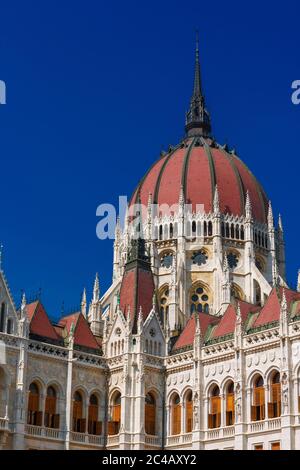 Le Parlement hongrois gothique magnifique dôme, construit en style néogothique à la fin du 19ème siècle à Budapest Banque D'Images