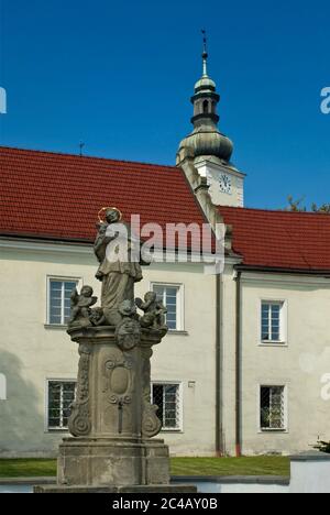 Statue de Saint Jean de Nepomuk et château à Zamecke namesti, place de ville à Frydek partie de Frydek-Mistek, région morave-Silésie, Silésie, Czèquia Banque D'Images