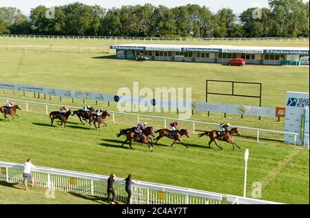 Déléguer ce Seigneur, monté par David Egan (à droite), remporte le Free Tips Daily on attheraces.com handicap à l'hippodrome de Bath. Banque D'Images