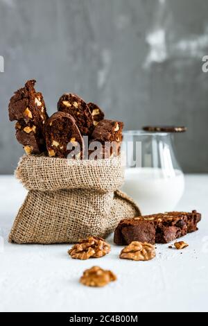 Biscuits maison au chocolat biscotti avec noix et un verre de lait Banque D'Images