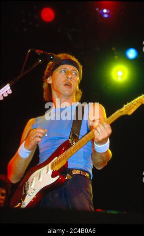 Mark Knopfler de dire Straits en concert à Wembley Arena, Londres 1985 Banque D'Images