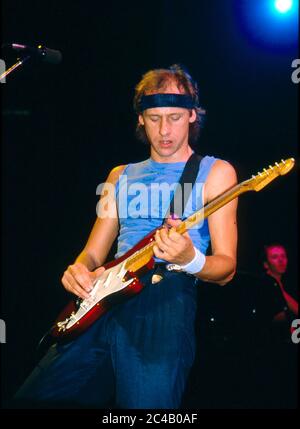 Mark Knopfler de dire Straits en concert à Wembley Arena, Londres 1985 Banque D'Images