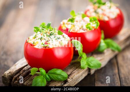 Tomates farcies au fromage et au basilic Banque D'Images