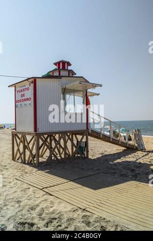 Maison de maître-nageur sur une plage de sable sur une plage espagnole Banque D'Images