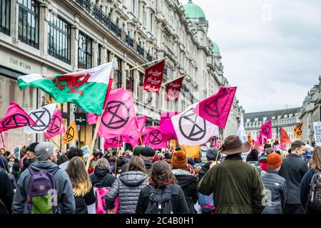 LONDRES/ANGLETERRE – FÉVRIER 22 2020 : extinction les manifestants de la rébellion durant le 2020 février mars avec l'avenir des parents 4 Banque D'Images