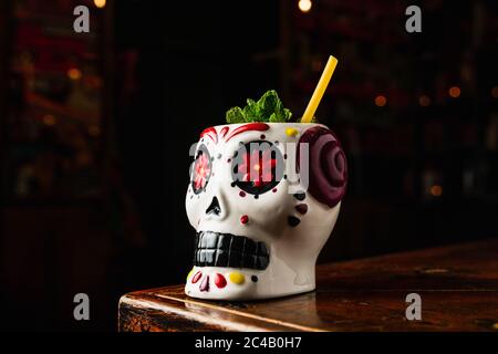 Un cocktail rafraîchissant dans un verre à mouette de style mexicain tiki avec une paille écologique faite à partir d'un spaghetti Banque D'Images