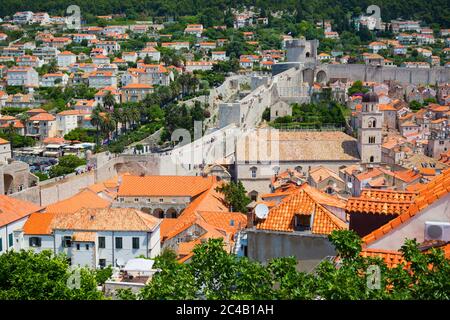 Dubrovnik, Croatie, comté de Dubrovnik-Neretva. Les visiteurs dans le passage libre des murs de la vieille ville. La vieille ville de Dubrovnik, site du patrimoine mondial de l'UNESCO Banque D'Images