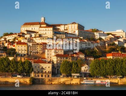 Coimbra, Portugal, vue de l'autre côté de la rivière Mondego. Banque D'Images