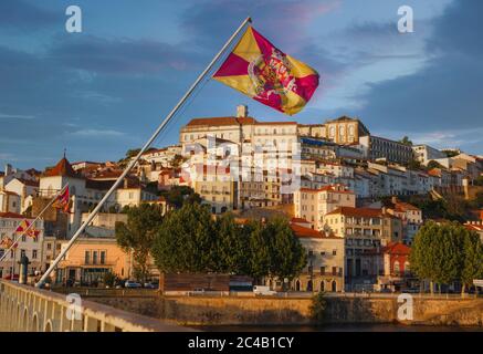 Coimbra, Portugal, vue de l'autre côté de la rivière Mondego. Le drapeau est de la ville de Coimbra. Banque D'Images