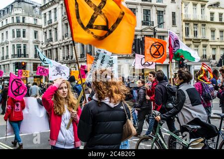 LONDRES/ANGLETERRE – FÉVRIER 22 2020 : extinction les manifestants de la rébellion durant le 2020 février mars avec l'avenir des parents 4 Banque D'Images