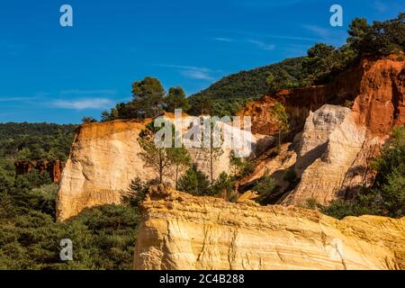 France Provence Colorado de Rustrel - Colorado les paysages provençaux de Rustrell ont été formés par l'érosion des terres ocre. Banque D'Images