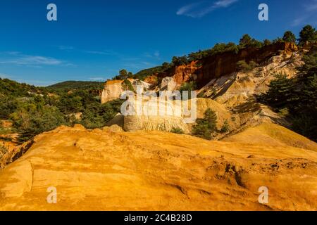 France Provence Colorado de Rustrel - Colorado les paysages provençaux de Rustrell ont été formés par l'érosion des terres ocre. Banque D'Images