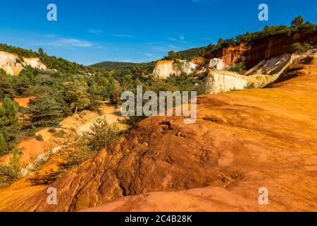 France Provence Colorado de Rustrel - Colorado les paysages provençaux de Rustrell ont été formés par l'érosion des terres ocre. Banque D'Images