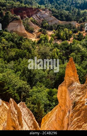 France Provence Colorado de Rustrel - Colorado les paysages provençaux de Rustrell ont été formés par l'érosion des terres ocre. Banque D'Images