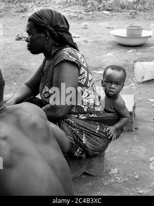 Côte d'Ivoire Côte d'Ivoire 1963 famille autochtone avec bébé sur le dos des mères Banque D'Images