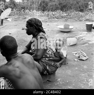 Côte d'Ivoire Côte d'Ivoire 1963 famille autochtone avec bébé sur le dos des mères Banque D'Images