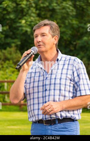 Ardara, Comté de Donegal, Irlande. 25 juin 2020. Le célèbre chanteur Daniel O’Donnell a fait aujourd’hui une visite surprise au St. Shanaghan House abrité Housing dans le village. Il a chanté plusieurs de ses chansons bien connues à l'extérieur du complexe d'appartements à des applaudissements rapaces de résidents, dont beaucoup sont en isolement cellulaire depuis des mois en raison de la pandémie de Covid-19. Daniel O’Donnell est un natif du comté de Donegal né à Dungloe en 1961, ce qui le rend maintenant âgé de 59 ans. Banque D'Images