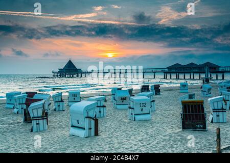 Pier Heringsdorf, chaises de plage, lever du soleil, station balnéaire Heringsdorf, île d'Usedom, Mecklenburg-Poméranie occidentale, Allemagne Banque D'Images