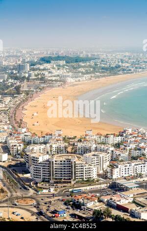 Architecture moderne et plage de sable à Agadir, Maroc Banque D'Images