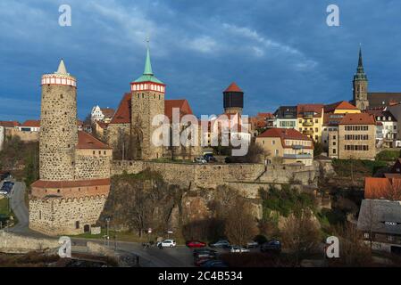 Vue sur le mur historique de la ville avec les tours de la vieille ville, Bautzen, haute Lusatia, Saxe, Allemagne Banque D'Images