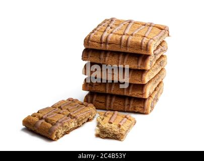 Pile de carrés de caramel salé isolés sur blanc Banque D'Images