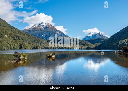 Montagnes reflétées dans le lac, le lac Sylvan, le parc national Mount Aspiring, près de Glenorchy, district de Westland, côte ouest, île du Sud, Nouvelle-Zélande Banque D'Images