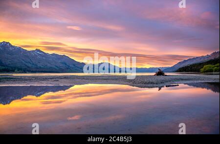 Montagnes reflétées dans le lac, lac Wakatipu au lever du soleil, Kinloch, Glenorchy près de Queenstown, Otago, Île du Sud, Nouvelle-Zélande Banque D'Images