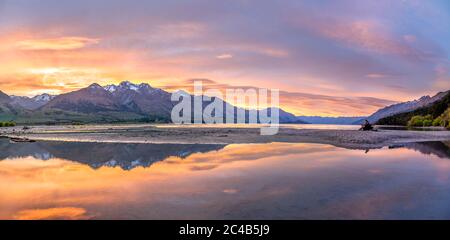 Montagnes reflétées dans le lac, lac Wakatipu au lever du soleil, Kinloch, Glenorchy près de Queenstown, Otago, Île du Sud, Nouvelle-Zélande Banque D'Images