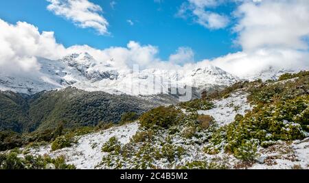 Montagnes enneigées, vue depuis Key Summit, parc national Fiordland, te Anau, Southland, South Island, Nouvelle-Zélande Banque D'Images