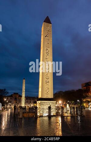 Obélisque égyptien illuminé et obélisque en brique sur l'hippodrome dans la soirée, également quartier de Sultanahmet Squarean, Istanbul, Turquie Banque D'Images