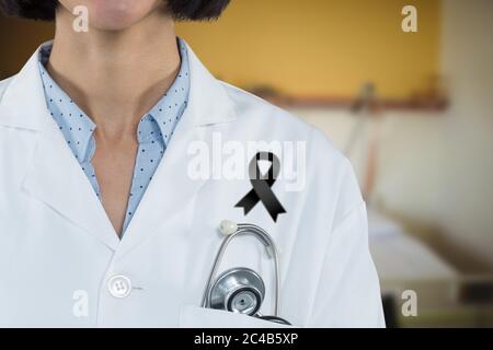 Section médiane de la femme médecin avec ruban noir debout sur la robe debout dans l'hôpital Banque D'Images