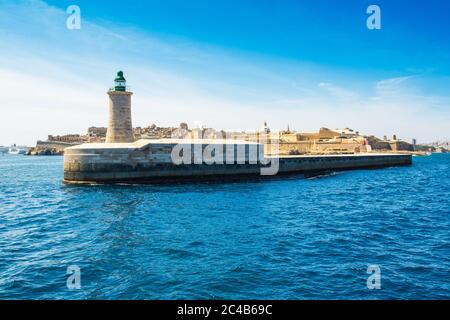 Paysage avec phare de Saint-Elmo et panorama de la vieille Valette, Malte Banque D'Images