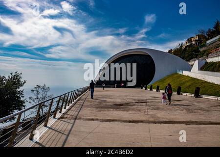 14 octobre 2018 - Ravello, Campanie, Italie - les gens admirent la vue et la mer depuis l'auditorium Ravello, Amalfi. Architecture moderne, design et Banque D'Images