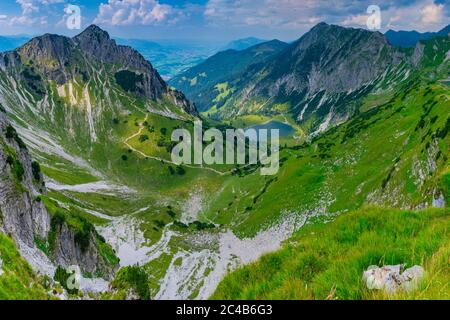 Unterer Gaisalpsee, derrière lui la Rubihorn, 1957 m, Entschenkopf, 2043m, Alpes d'Allgaeu, Allgaeu, Bavière, Allemagne Banque D'Images