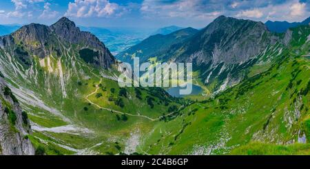 Unterer Gaisalpsee, derrière lui la Rubihorn, 1957 m, Entschenkopf, 2043m, Alpes d'Allgaeu, Allgaeu, Bavière, Allemagne Banque D'Images