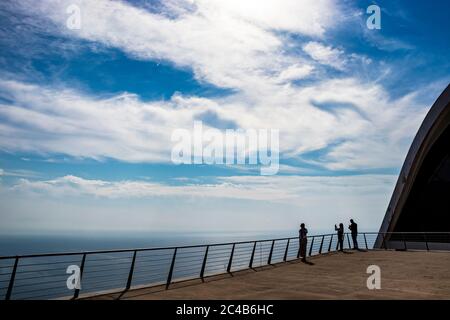 14 octobre 2018 - Ravello, Campanie, Italie - les gens admirent la vue et la mer depuis l'auditorium Ravello, Amalfi. Architecture moderne, design et Banque D'Images