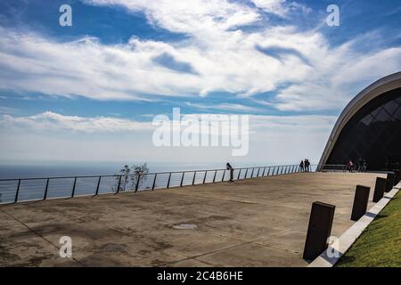 14 octobre 2018 - Ravello, Campanie, Italie - les gens admirent la vue et la mer depuis l'auditorium Ravello, Amalfi. Architecture moderne, design et Banque D'Images