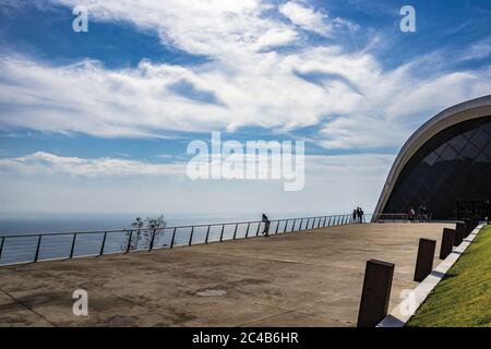 14 octobre 2018 - Ravello, Campanie, Italie - les gens admirent la vue et la mer depuis l'auditorium Ravello, Amalfi. Architecture moderne, design et Banque D'Images