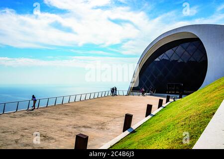 14 octobre 2018 - Ravello, Campanie, Italie - les gens admirent la vue et la mer depuis l'auditorium Ravello, Amalfi. Architecture moderne, design et Banque D'Images