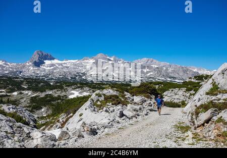 Randonneurs sur le sentier de randonnée circulaire Heilbronn, derrière lui Hoher Dachstein, Karst, Krippenstein, massif de Dachstein, Salzkammergut, haute-Aus Banque D'Images