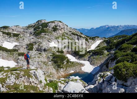 Randonneurs sur le sentier de randonnée circulaire Heilbronn, Däumelkogelsee, Karst, Krippenstein, massif de Dachstein, Salzkammergut, haute-Autriche, Austr Banque D'Images