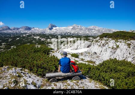 Randonneurs sur le sentier de randonnée circulaire Heilbronn, derrière lui Hoher Dachstein, Karst, Krippenstein, massif de Dachstein, Salzkammergut, haute-Aus Banque D'Images