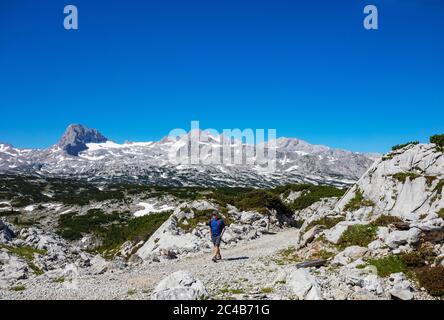 Randonneurs sur le sentier de randonnée circulaire Heilbronn, derrière lui Hoher Dachstein, Karst, Krippenstein, massif de Dachstein, Salzkammergut, haute-Aus Banque D'Images