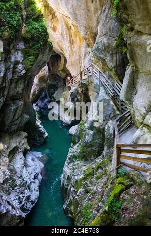 Installation d'escalade dans la gorge sombre, Lammeroefen, Lammerklamm, River Lammer, Scheffau, Tennenggebirge, Salzburger Land, province de Salzbourg, Autriche Banque D'Images